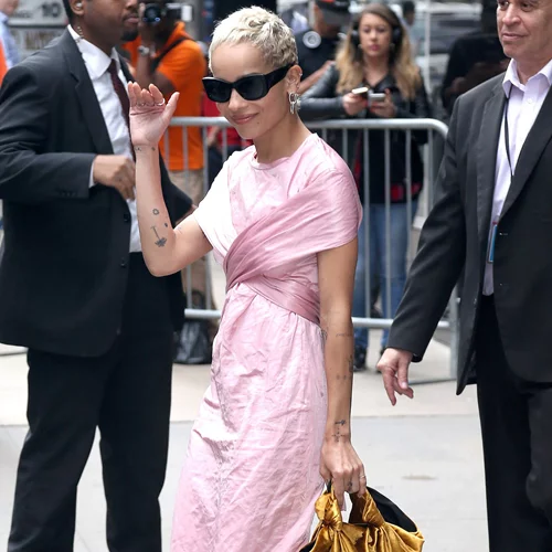 Πώς θα είσαι girlie και cool; Η Zoë Kravitz θα σου δείξει