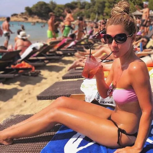 Βάσω Λασκαράκη: Χωρίς ρετούς και ίχνος μακιγιάζ στην παραλία!