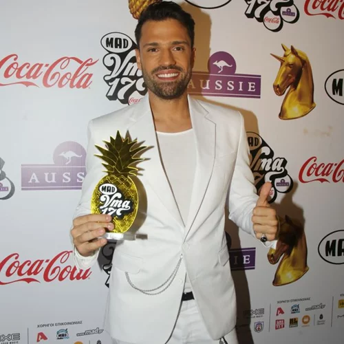 Τρελά ερωτευμένος ο Κωνσταντίνος Αργυρός. Αυτή είναι η κούκλα που του έχει κλέψει την καρδιά