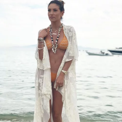 Αθηνά Οικονομάκου: Με μαύρο ολόσωμο μαγιό έκανε την εμφάνιση του καλοκαιριού