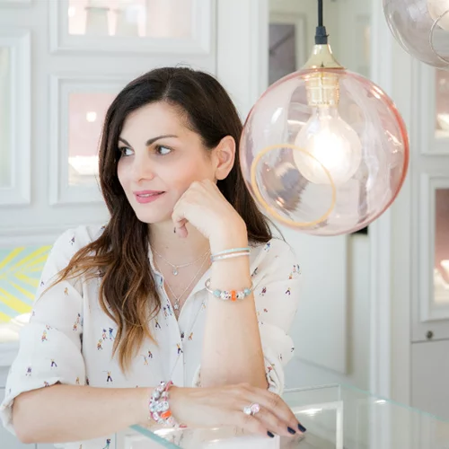 Όταν τα tropical μοτίβα συνάντησαν τη διαχρονική κομψότητα της Pandora