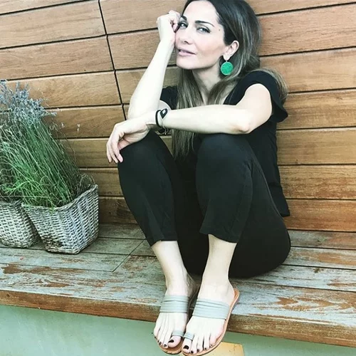 Πώς να φορέσεις τα flat παπούτσια το καλοκαίρι, σύμφωνα με τις διάσημες Ελληνίδες