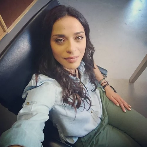 Ευαγγελία Συριοπούλου: Η… «γυναίκα με τα μωβ» γοητεύει το Instagram