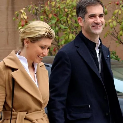 Σία Κοσιώνη - Κώστας Μπακογιάννης: Πότε θα γίνει τελικά ο γάμος τους στη Σαντορίνη;