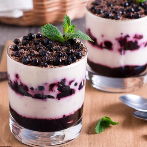 Παρφέ με γιαούρτι και μούρα (μόνο 176 θερμίδες)