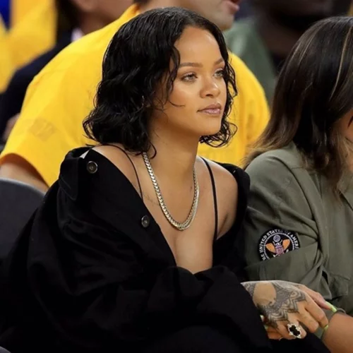 Rihanna: Ντυμένη έτσι και σέξι; Μόνο εκείνη!