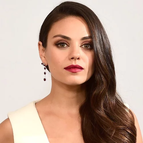 Η Mila Kunis έκοψε τα μαλλιά της καρέ! - Δες το νέο της hairlook