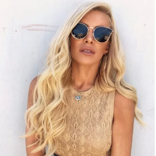 Κατερίνα Καινούργιου: Με καυτό ολόσωμο μαγιό στη Μύκονο