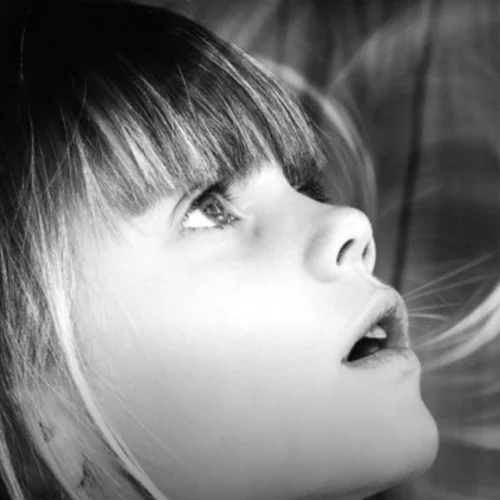 Τα παιδιά που «δεν χωράνε σε κανένα παπούτσι»