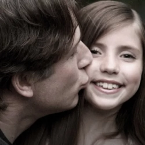 Η επιστήμη εξηγεί γιατί οι μπαμπάδες «λιώνουν» για τις κόρες τους