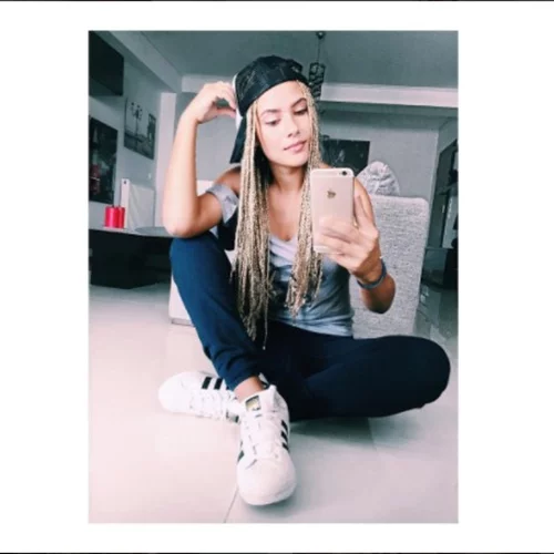 Λάουρα Νάργες: Έβγαλε τα ράστα και έκανε νέο piercing - Δες το νέο της look!