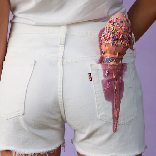 Ένας φωτογράφος παραβιάζει μερικούς από τους πιο αστείους νόμους μπροστά στο φωτογραφικό φακό