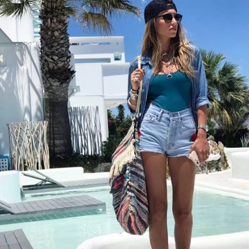 Αθηνά Οικονομάκου: Ποζάρει με καυτό ολόσωμο μαγιό και το νέο της φίλο αγκαλιά