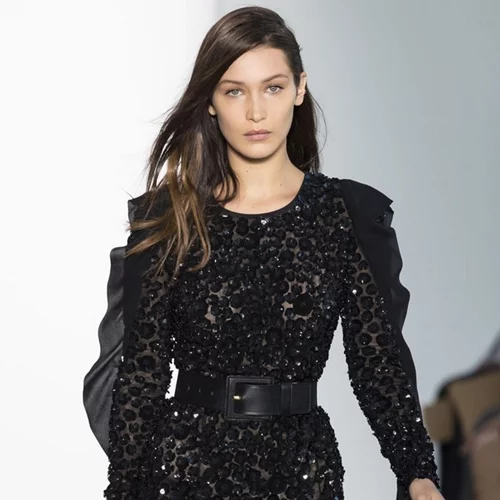 Η Bella Hadid έχει πολύ (μα πολύ) κοντά μαλλιά και όμως είναι σέξι!