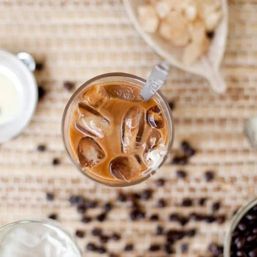 4 πράγματα που πρέπει να ξέρεις για τον ντεκαφεϊνέ (πόση καφεΐνη έχει, αν είναι επικίνδυνος και άλλες απορίες)