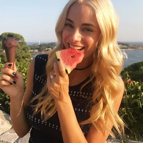 Δούκισσα Νομικού: Με μαύρο μπικίνι στη Μύκονο