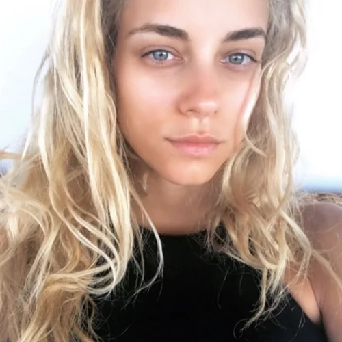 Δούκισσα Νομικού: Κόβει την ανάσα με κόκκινο φόρεμα