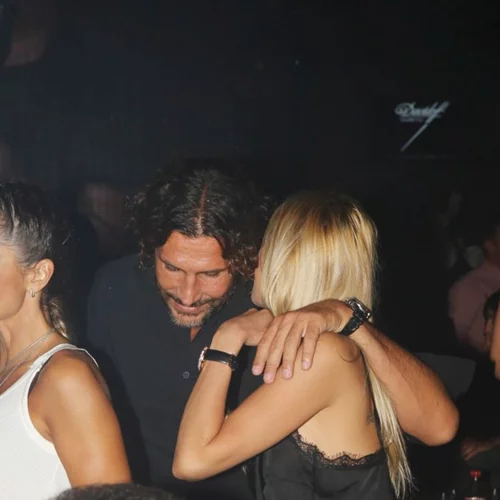 Κώστας Κοκκινάκης: Μαζί με την Βίκυ Κάβουρα, τη Νίνα Λοτσάρη και την Σόφη Πασχάλη στα μπουζούκια