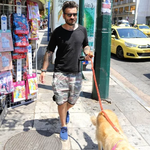 Γιώργος Μαυρίδης: Βόλτα με τον σκύλο στο Σύνταγμα