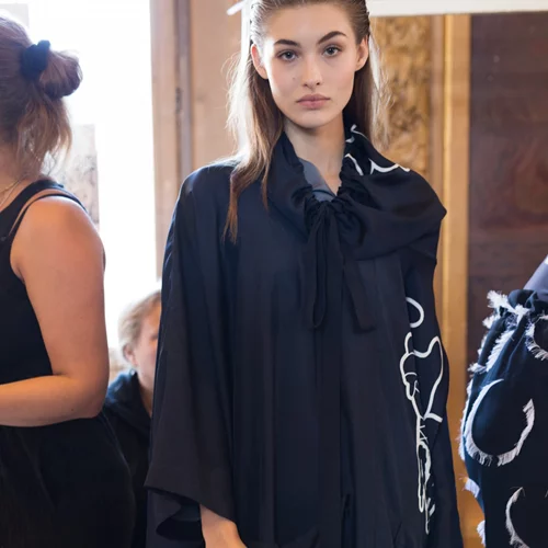 Θα φορούσες μαύρο το καλοκαίρι; Δες πώς θα το κάνεις σωστά!