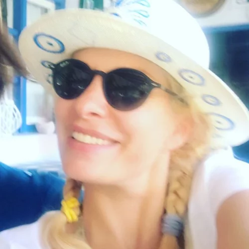 Ελένη Μενεγάκη: Απολαμβάνει τον καυτό ήλιο διαβάζοντας βιβλίο στην παραλία