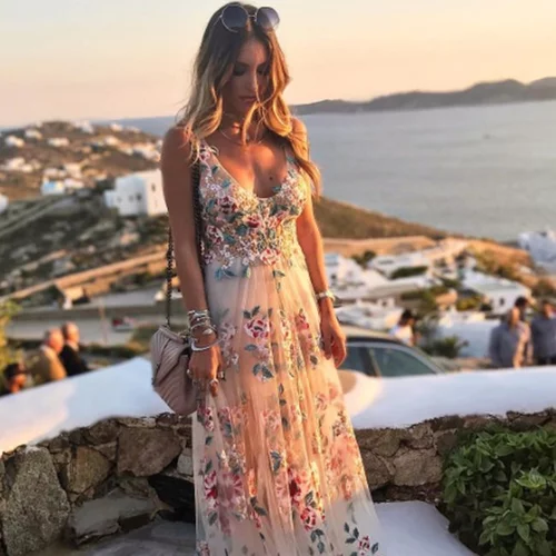 Αθηνά Οικονομάκου: Τι φόρεσε στον γάμο της Δούκισσας Νομικού