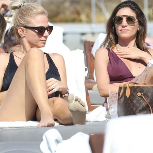 Αθηνά Οικονομάκου - Χριστίνα Κοντοβά: Χαλαρές στιγμές στις παραλίες της Μυκόνου