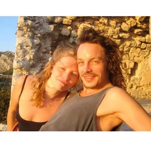 Sarah Gilmour: H κόρη του κιθαρίστα των Pink Floyd παντρεύτηκε στη Ρόδο