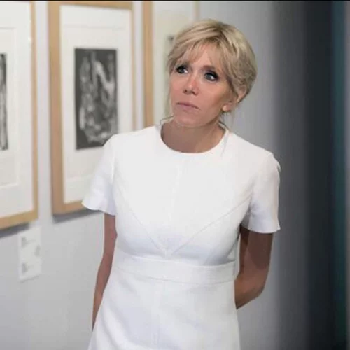 Brigitte Macron | Η total pink εμφάνιση με ροζ φόρεμα, πανωφόρι και γόβες