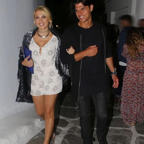 Κωνσταντίνα Σπυροπούλου: Χαλαρές στιγμές στα σοκάκια της Μυκόνου