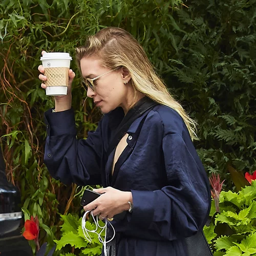 Ashley Olsen: Φορά το λευκό πουκάμισο που έχεις κι εσύ με τον πιο cool τρόπο!