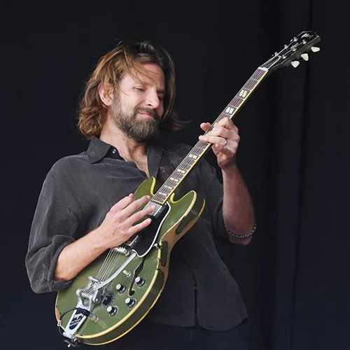 Bradley Cooper: Έπαιξε κιθάρα στη σκηνή του Glastonbury Festival!