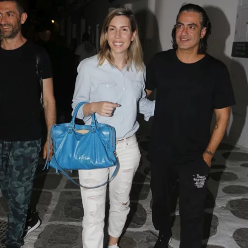 Διονύσης Σχοινάς - Ηλίας Βρεττός: Νυχτερινή βόλτα στη Μύκονο