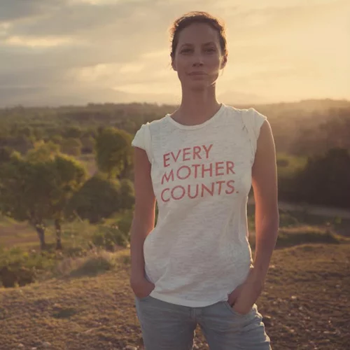 Η Christy Turlington κάνει μια σημαντική έκκληση προς όλες τις μαμάδες