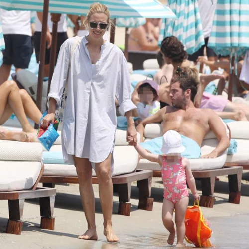 Βίκυ Καγιά: Πρώτο μπάνιο μαζί με τον Ηλία Κρασσά και την κόρη του Μπιάνκα