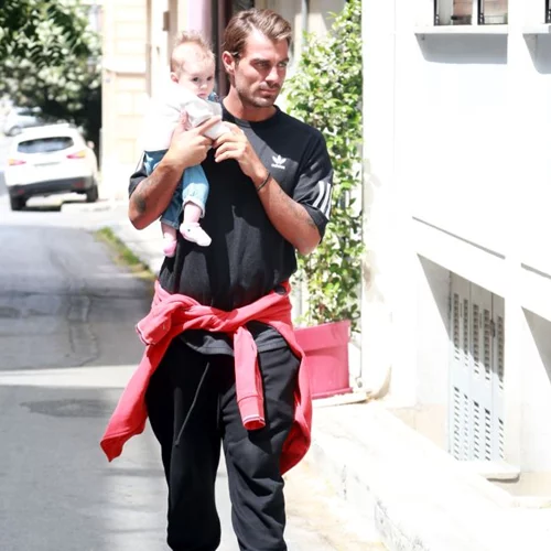 Στέλιος Χανταμπάκης: Βόλτα με την κόρη του στην Πλάκα