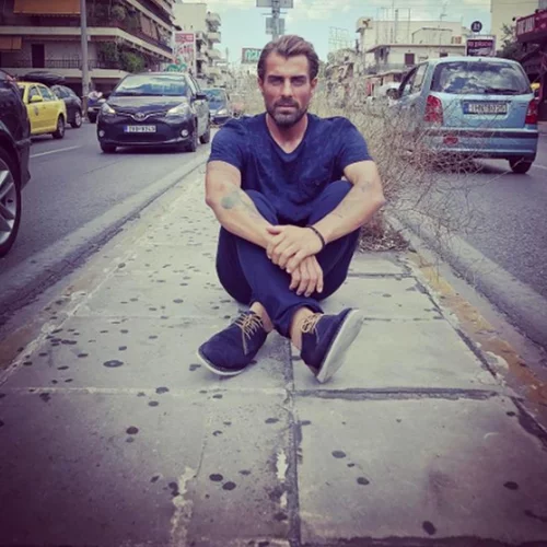 Στέλιος Χανταμπάκης: Παίζει με τον γιο του στην παραλία Survivor και τρελαίνει το Instagram