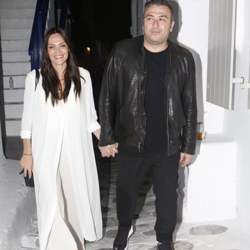 Αντώνης Ρέμος - Υβόννη Μπόσνιακ: Βόλτα στα σοκάκια της Μυκόνου