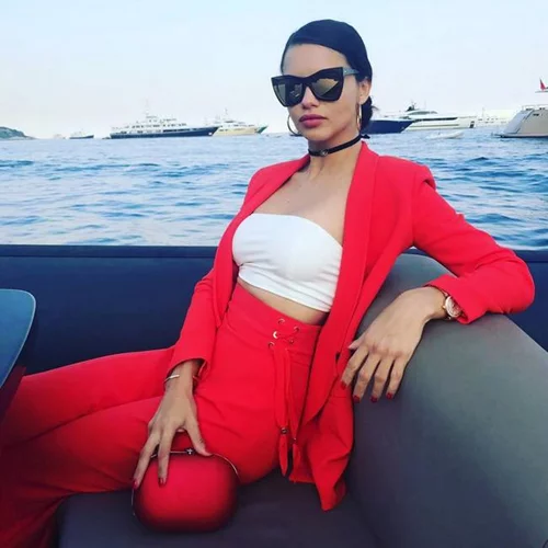 Adriana Lima: Δηλώνει παντρεμένη με....τον εαυτό της!