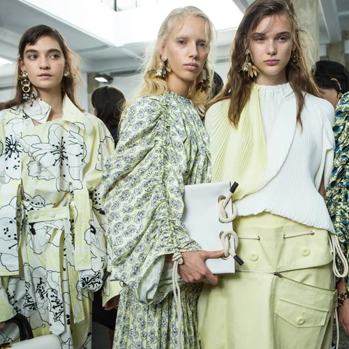 Φορέματα για νονά το καλοκαίρι 2017: Πώς να συνδυάσεις φόρεμα με αξεσουάρ για να ξεχωρίσεις