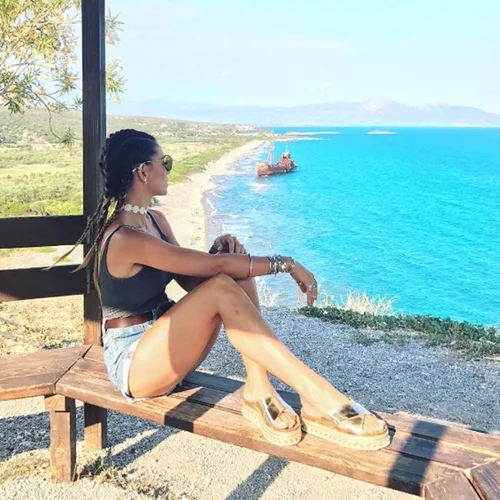 Αθηνά Οικονομάκου: Έκανε την πιο καυτή εμφάνιση του καλοκαιριού με ολόσωμο μαγιό