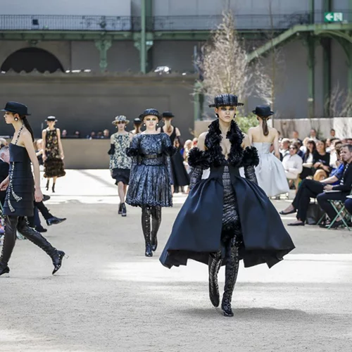 Chanel Haute Couture AW17: Ένα φαντασμαγορικό show υπό τη σκιά του Πύργου του Eiffel