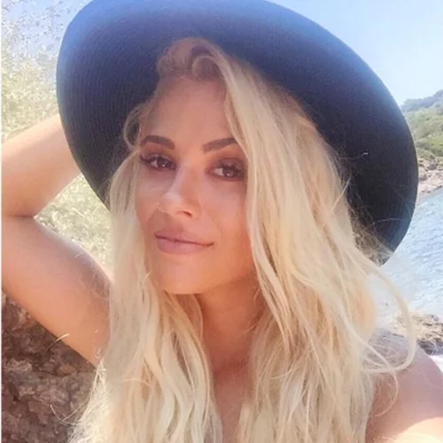 Λάουρα Νάργες | Με νέο look επέστρεψε από τον Άγιο Δομίνικο