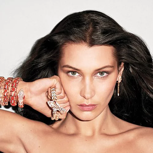 Bella Hadid: Ποζάρει topless για το περιοδικό V και το φακό του Terry Richardson