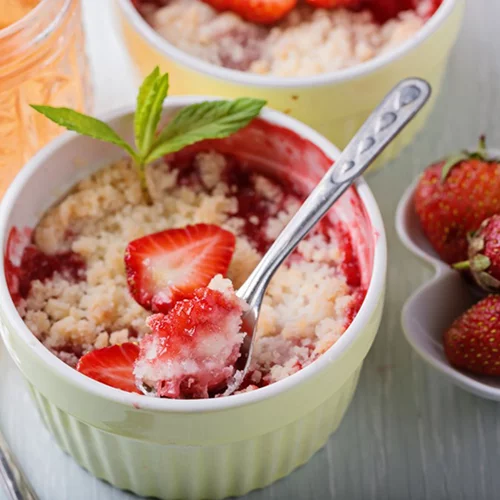 Καλοκαιρινή τάρτα με φράουλες σε κούπα, σε μόλις 10 λεπτά!