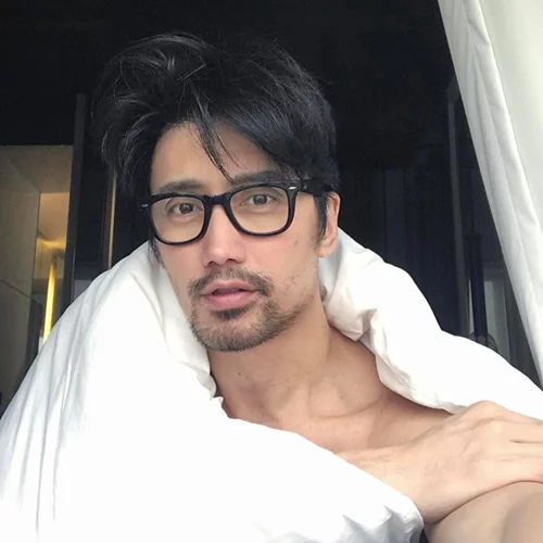 Εσύ μαντεύεις πόσων χρονών είναι αυτός ο φωτογράφος;