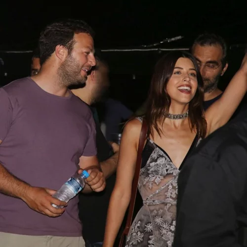 Demy: Εντυπωσιακή εμφάνιση στο Θέατρο Βράχων με τον σύντροφό της