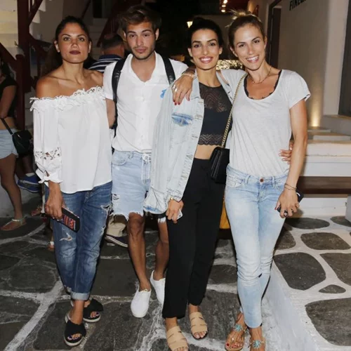 Μαίρη Συνατσάκη - Τόνια Σωτηροπούλου - Ντορέττα Παπαδημητρίου: Βόλτα στα στενά της Μυκόνου