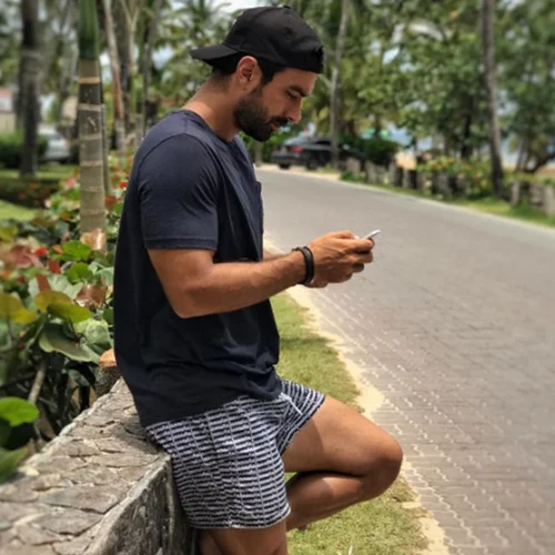 Σάκης Τανιμανίδης: Ποζάρει μαζί με την αδερφή του και θυμάται τα παιδικά του χρόνια