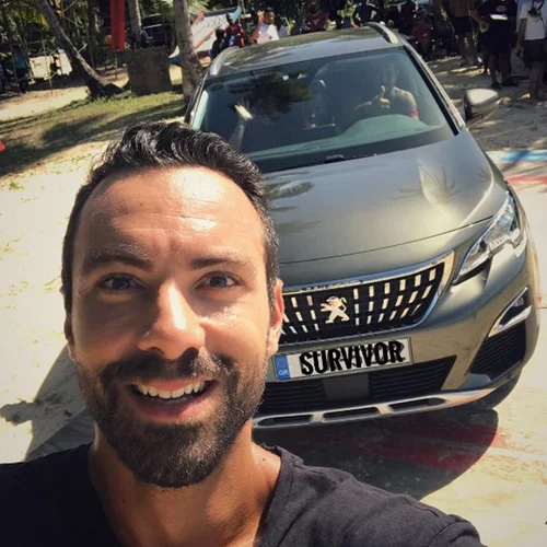 Σάκης Τανιμανίδης: Ποζάρει πιο κομψός από ποτέ